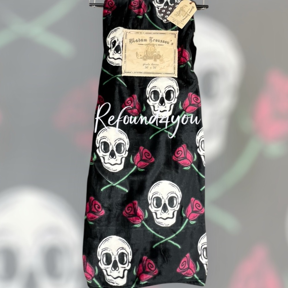 Madame Troussou’s - ‘Skulls & Roses’ Plush Throw. 50” x 70”. NWT. Firm!